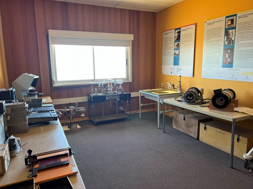 嚮導還詳細解說了天文探測器從早期的玻璃照相底片，一路演進到現代超高感度CCD（感光耦合元件）的歷史過程。