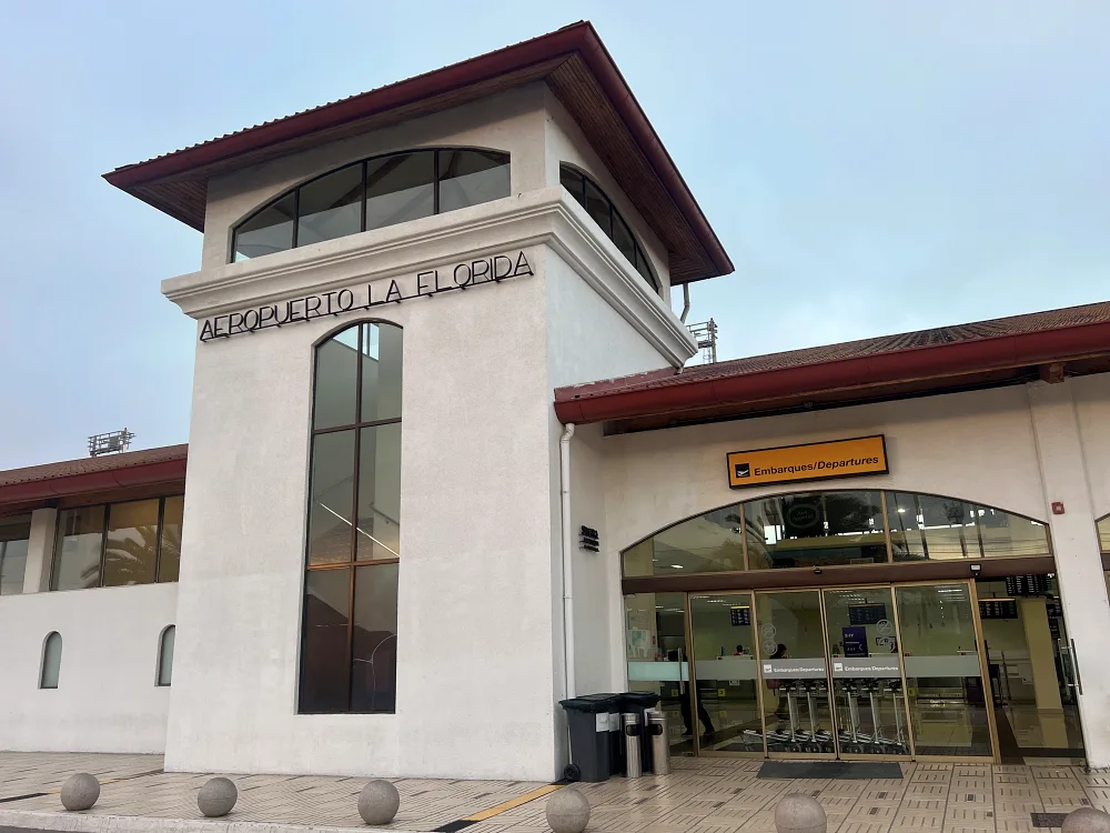 拉塞雷納機場相當小旦挺方便，抵達後直接在航站樓內租車。