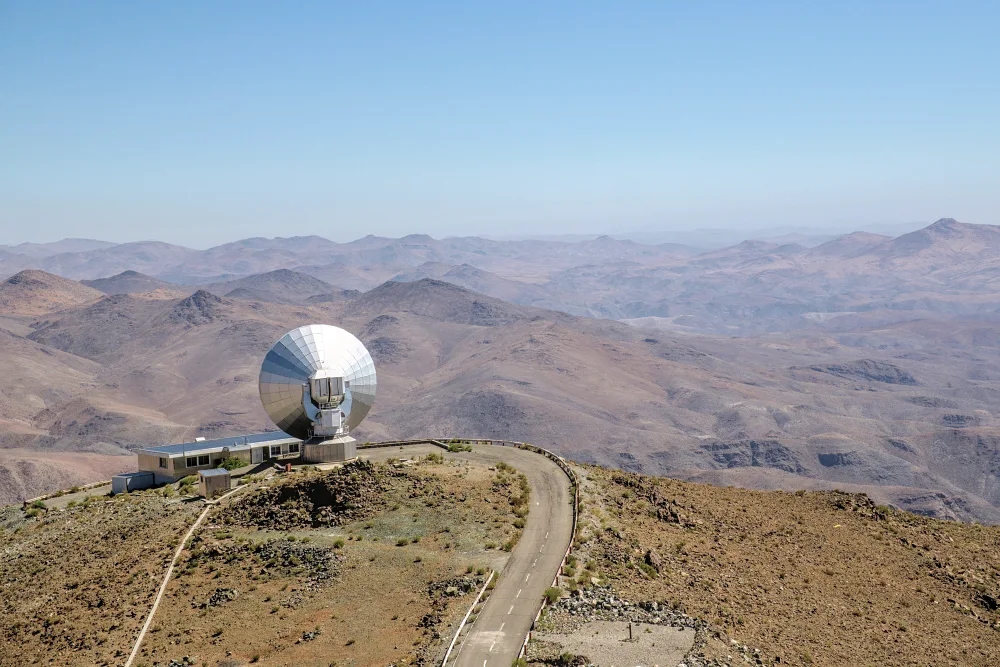瑞典-歐洲南方天文台亞毫米波望遠鏡 (The Swedish-ESO Submillimetre Telescope, SEST)的天線至今仍矗立在拉西拉天文台。