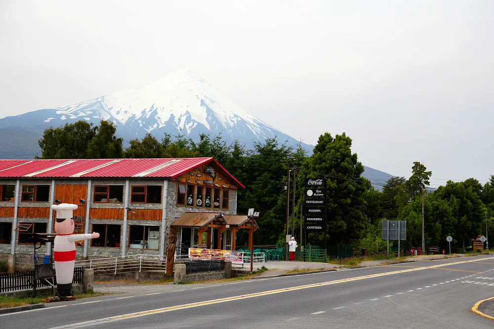 恩塞納達 (Ensenada) 真的很小，不過有幾間餐廳還有我在湖面東部看到的唯一加油站。
