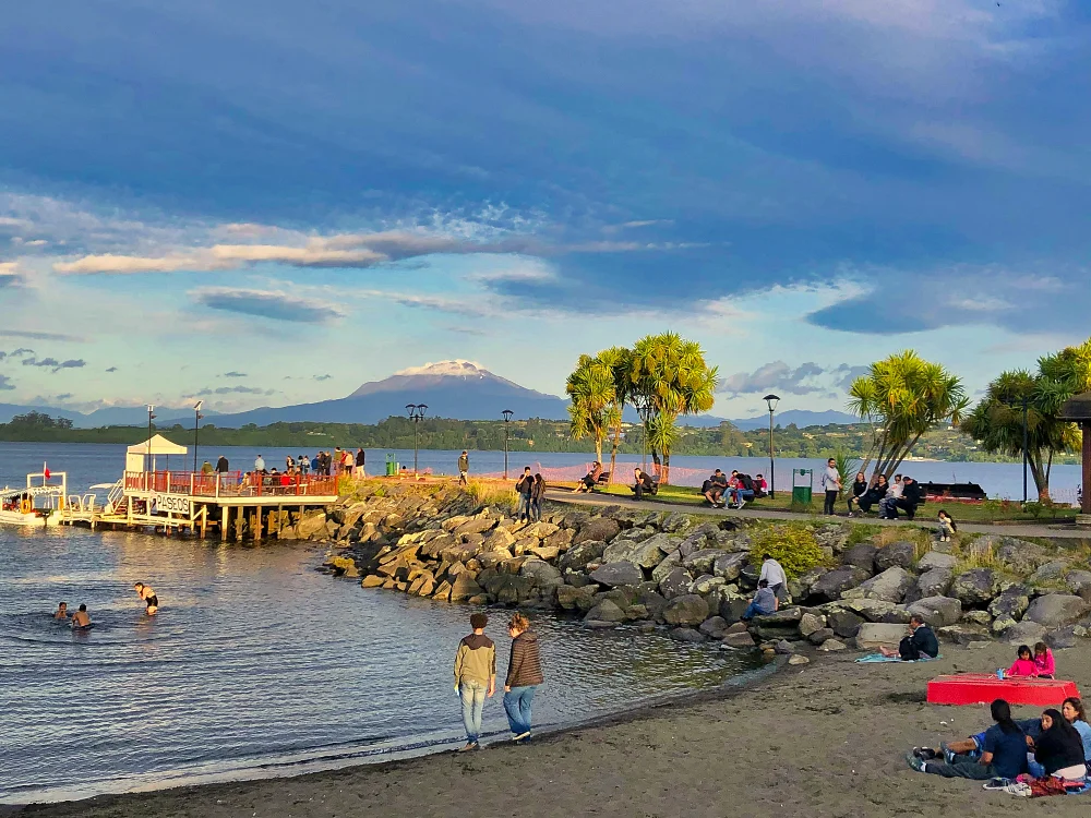 巴拉斯港 (Puerto Varas) 的湖岸。