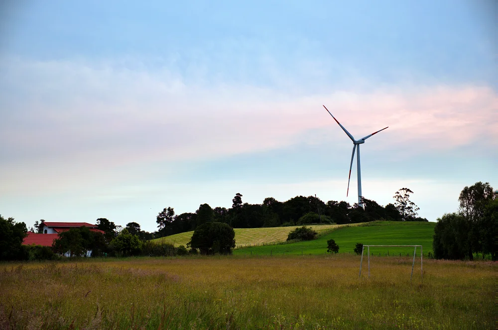 湖邊的鄉村景色很美！