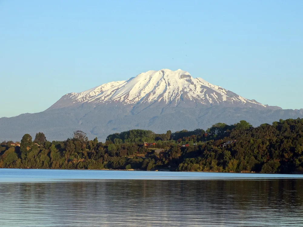 湖另一面的卡爾布科火山 (Volcán Calbuco)。