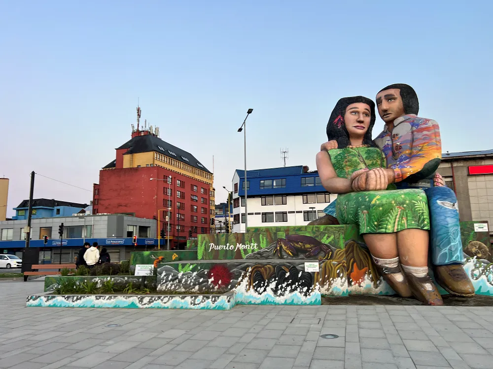Escultura Sentados Frente al Mar，離車站不遠。可以從這裡附近開始散步，一直走到安赫爾莫市場 (Mercado de Angelmó)。