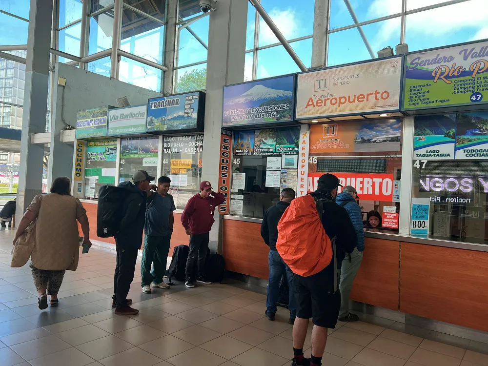 從蒙特港長途巴士總站（Terminal Buses Pto. Montt）可以買到巴塔哥尼亞周圍最主要的城市巴士票。