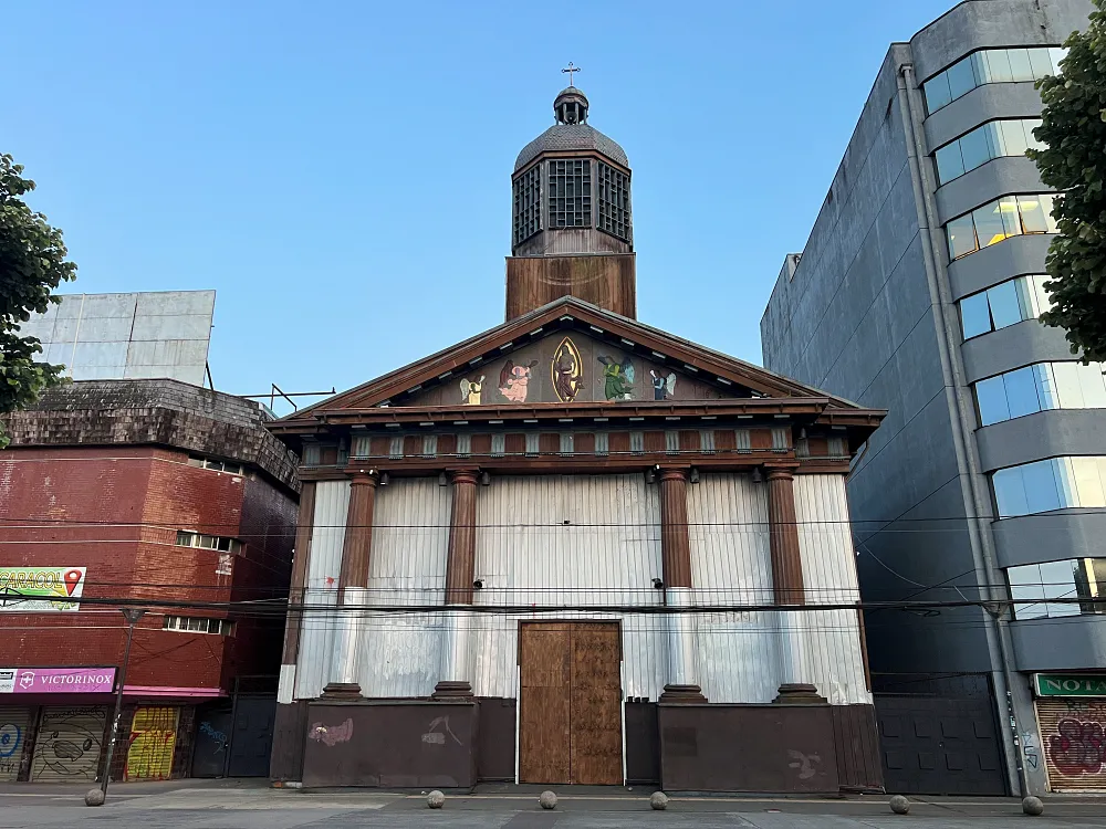 卡梅爾聖母大教堂（Our Lady of Mount Carmel Cathedral, Puerto Montt）擁有非常獨特的木質建築。