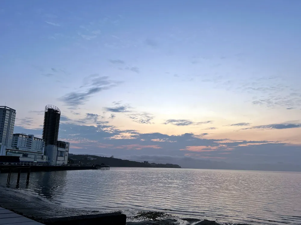 蒙特港海濱步道上的夕陽。