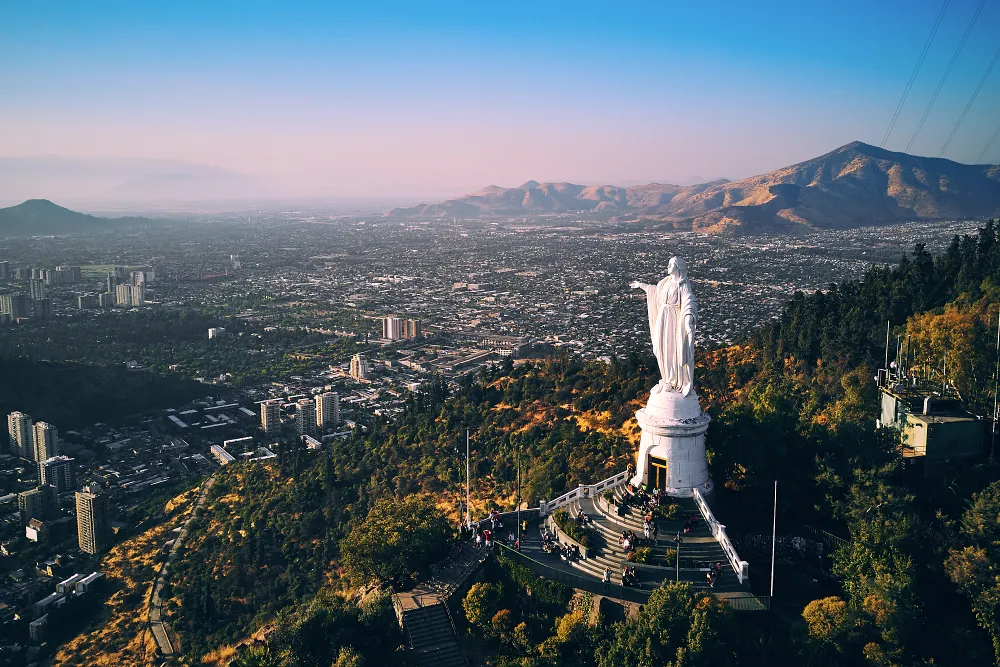 山頂可以欣賞城市和周圍山脈的壯麗景色。