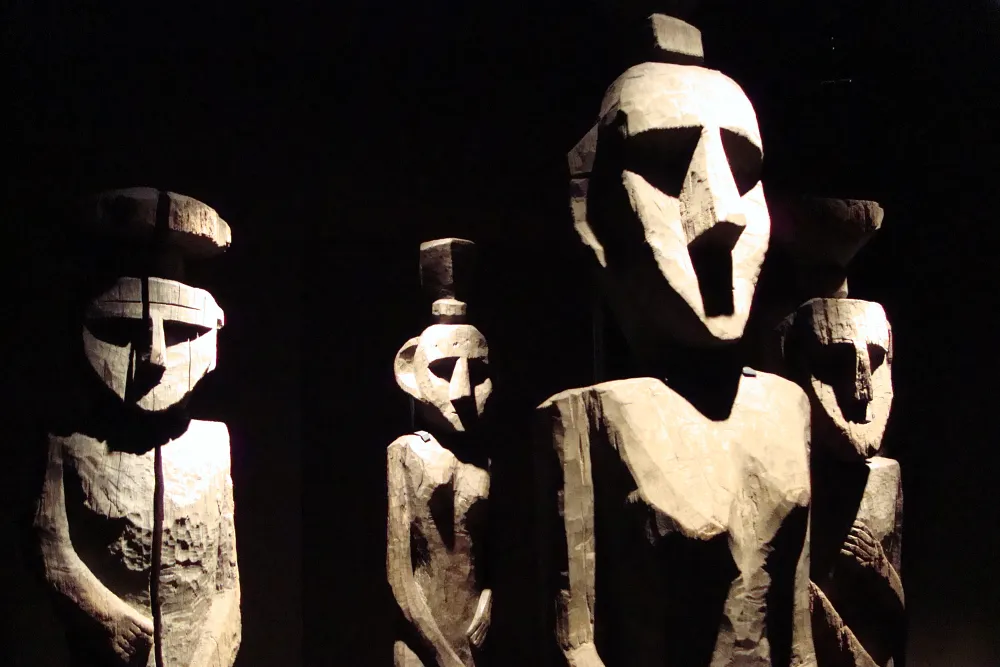 智利聖地牙哥前哥倫布時期藝術博物館中的木雕作品。這些是19世紀由當地馬普切土著居民雕刻的墓葬雕像。