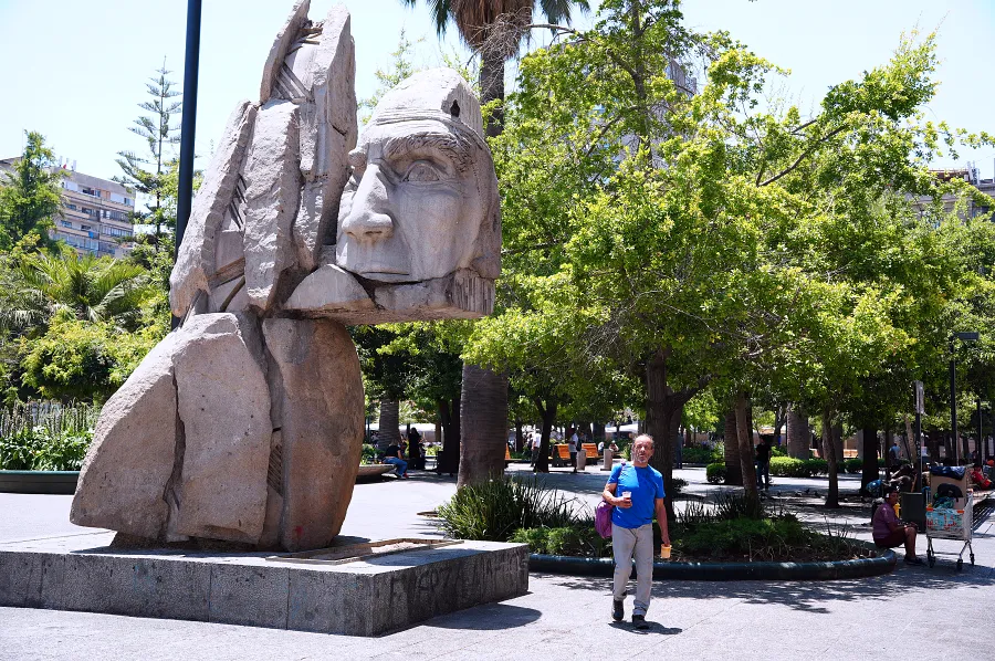 原住民紀念碑 (Monumento a los Pueblos Indígenas) 是在紀念當地的馬普切 (Mapuche) 原住民。