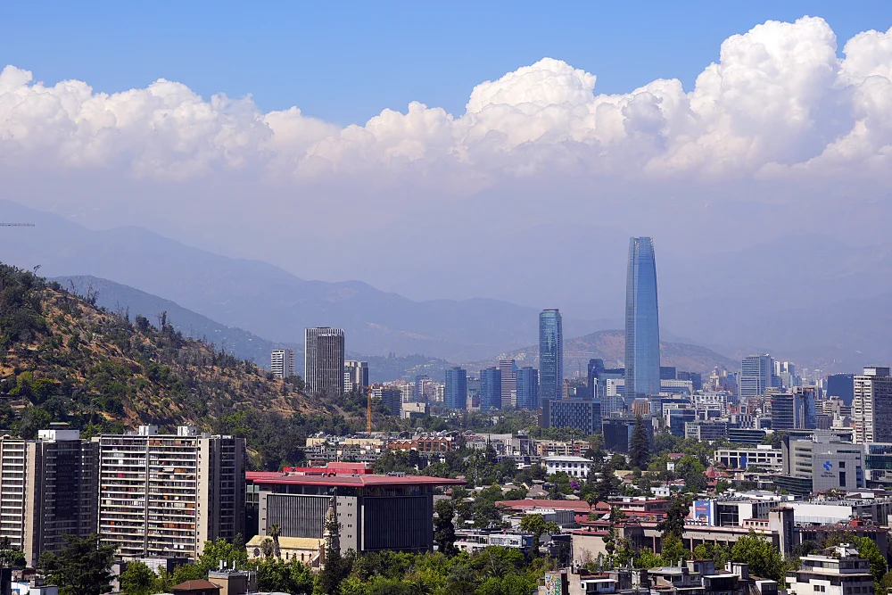 從聖盧西亞山丘 (Cerro Santa Lucía)看到的 Sky Costanera。