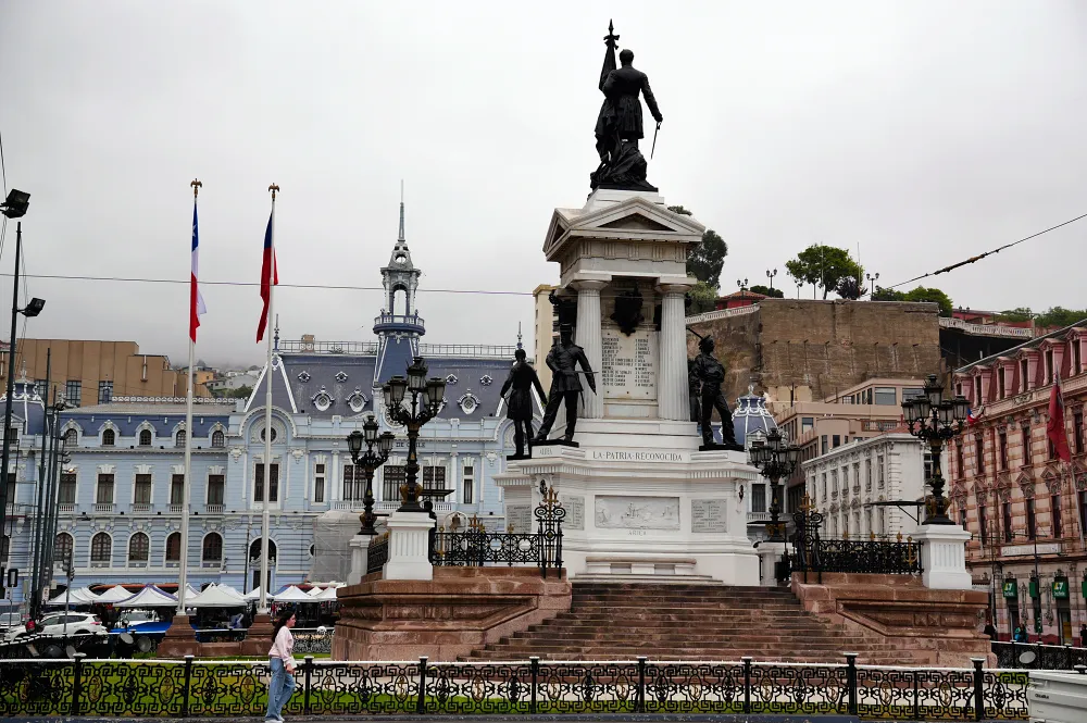 索托馬約爾廣場 (Plaza Sotomayor) 是瓦爾帕萊索歷史城區的核心，也是該市最重要的地標。
