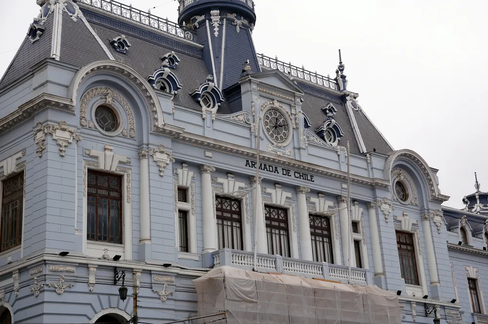 智利海軍總部大樓是一座歷史悠久的法國新古典主義風格建築，建於1907年至1910年間。