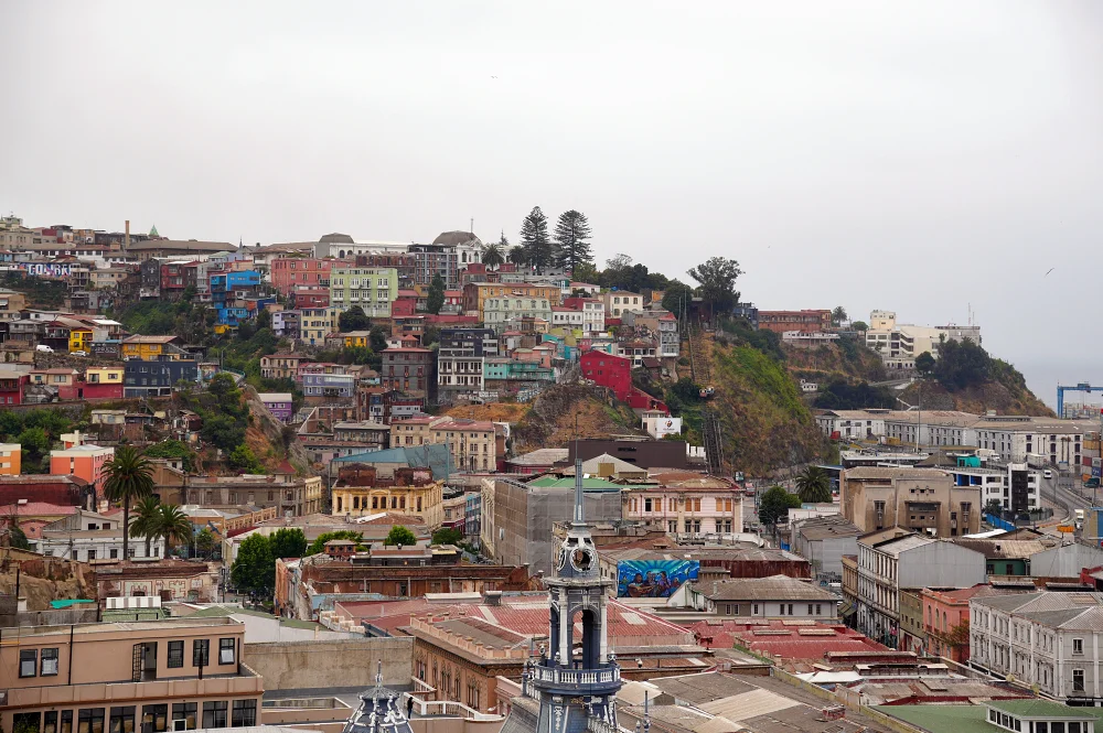 從瓦爾帕萊索的山丘上看到不同顏色頗有歷史的房屋。