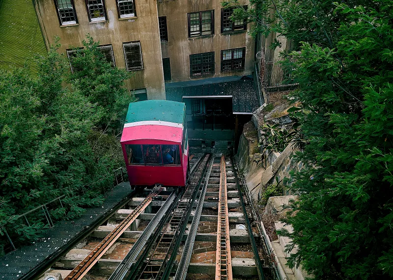 運行中的纜車。