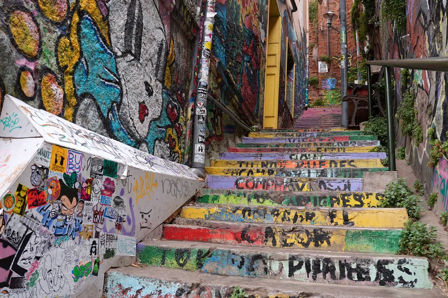 這裡充滿著塗鴉藝術的蜿蜒巷弄與階梯。
