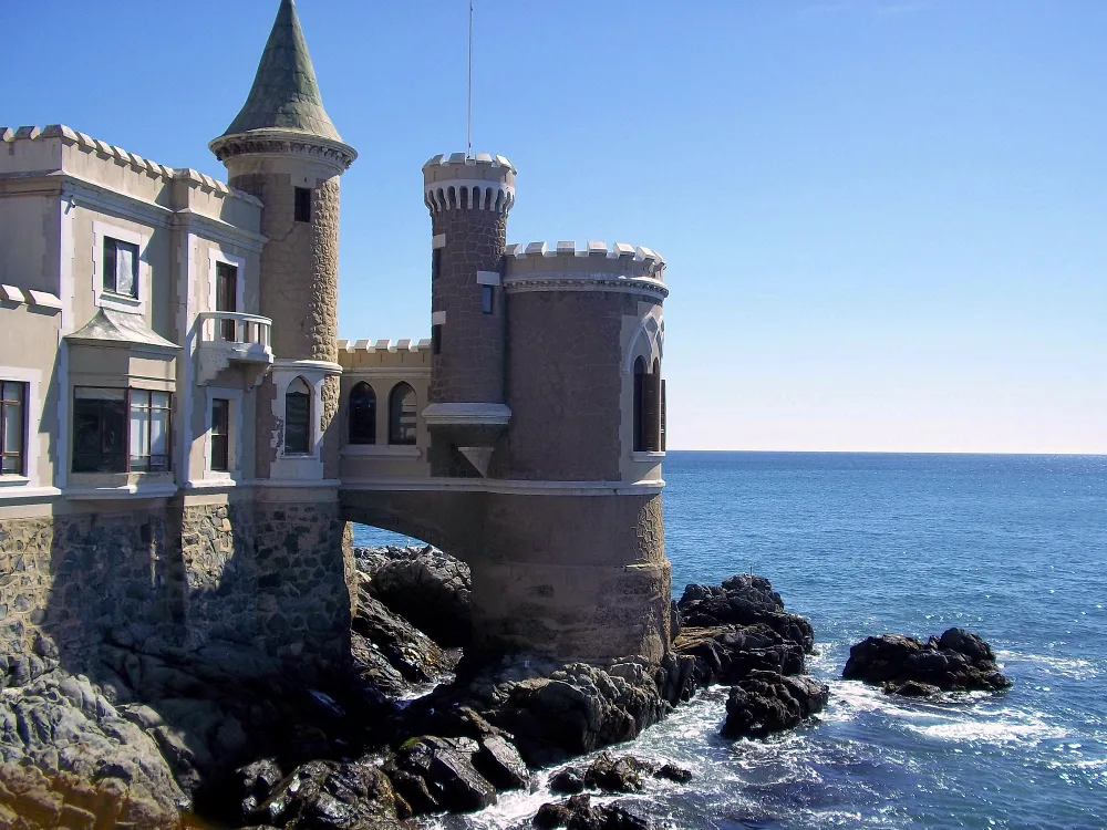 可以沿著海濱漫步抵達到這座漂亮的城堡。