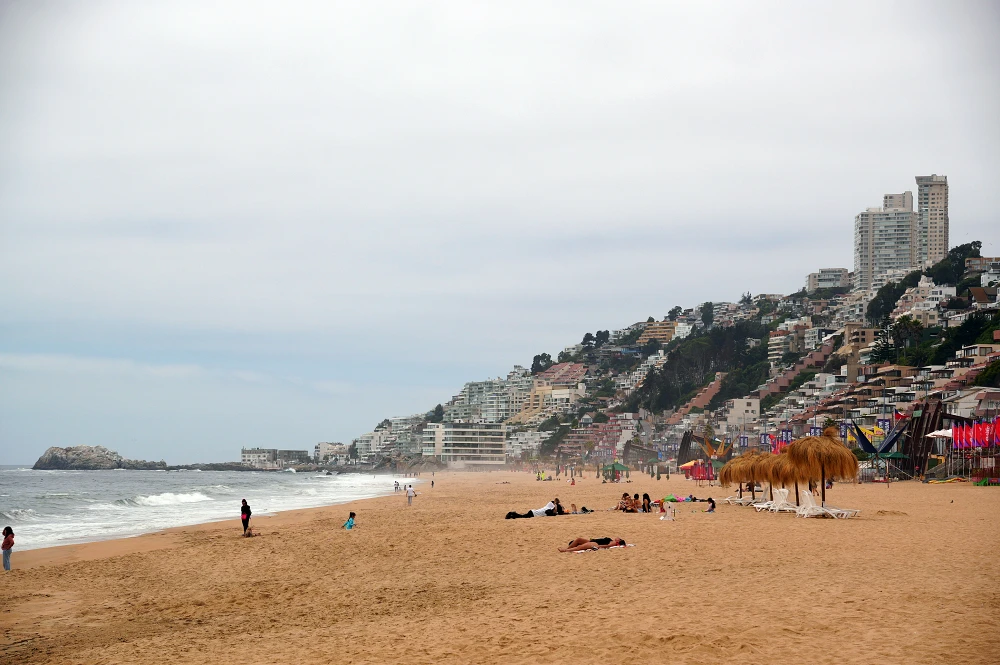 Reñaca 海灘周邊有各種住宿、餐廳和商店。