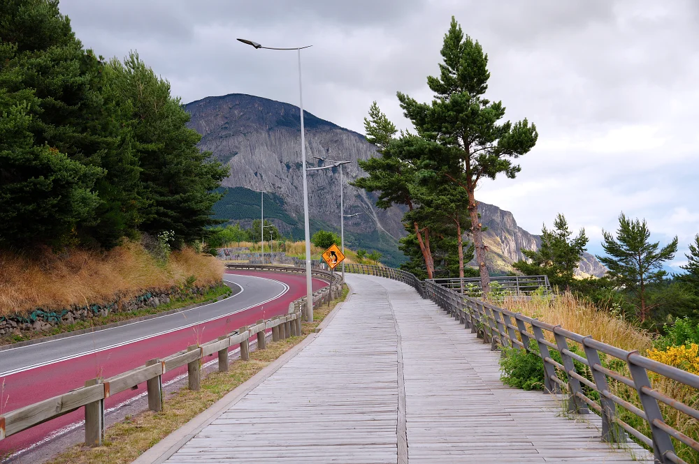 Mirador Simpson 觀景台是當地一個不錯的人行步道，背景的山峰是 "Cerro Mackay"。它的海拔超過 1,205 公尺，是科伊艾克最具代表性的山峰。從市區走過來這個步道很近，就在南方公路旁。