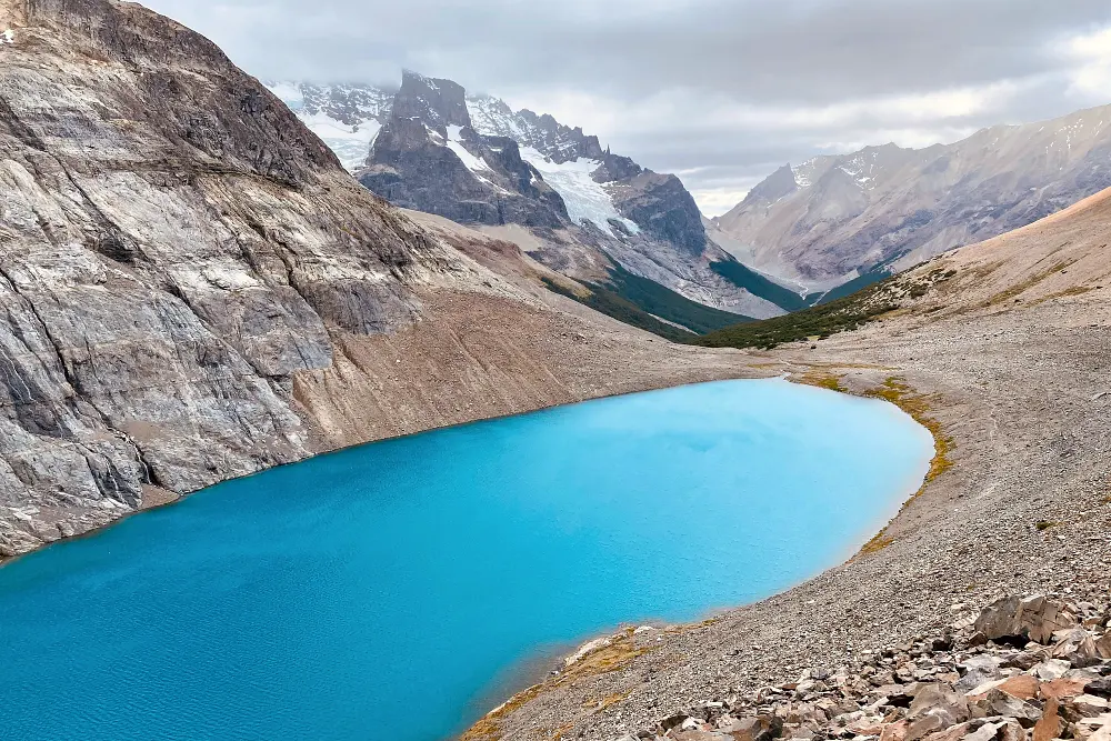 這裡以海拔 2,318 公尺的卡斯蒂約峰命名，該山形成了一個鋸齒狀、城堡般的山脊。