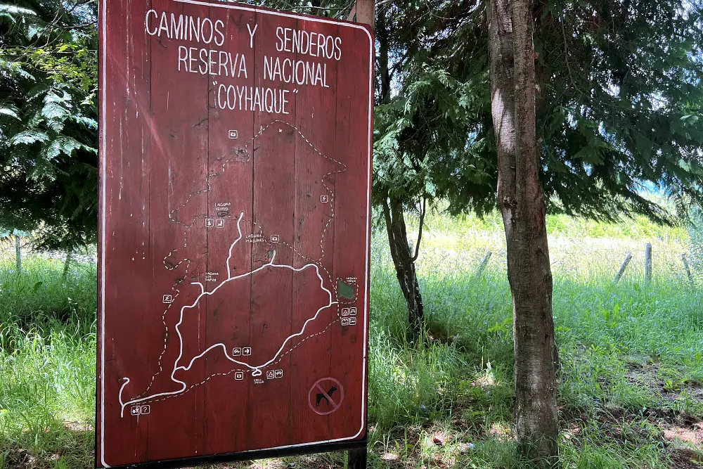 這裡的步道全長約 9 公里環形，適合半天健行。