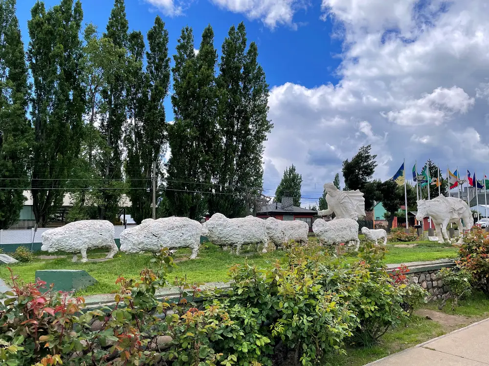 牧羊人紀念碑 (Monumento al Ovejero) 是為致敬在該地區開拓先驅牧羊人而建的歷史地標。這座雕像描繪了牧羊人騎馬、帶領羊群和牧羊犬的情景，象徵著當地早期的生活和努力。