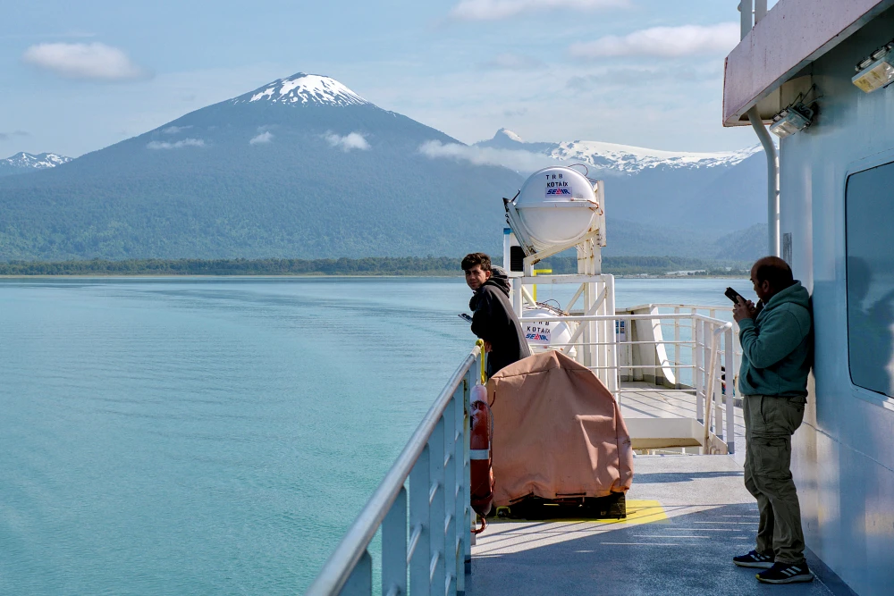 前往柴滕的路上，我在渡輪上可以看到360度的景色，後面可以看到 Hornopirén 火山。