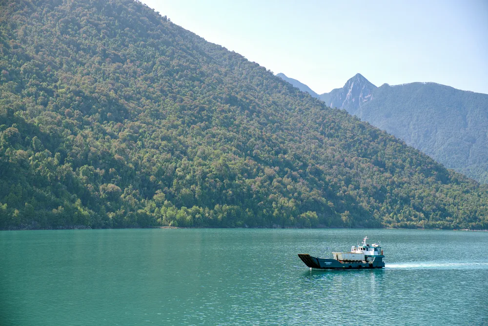 渡海的途中可以看到一些小漁船在周圍捕魚。