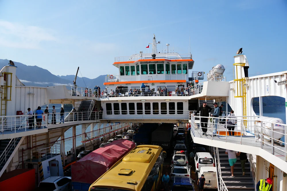 渡輪不是太大，車子要預訂。