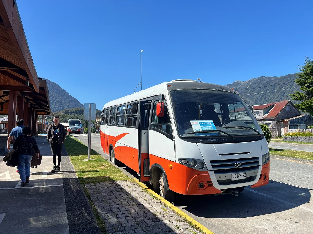 主要的巴士站就在南方公路上。從鎮上走出來就能看到，非常明顯。