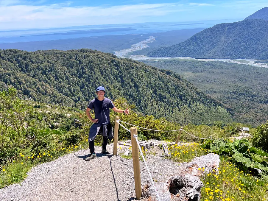 爬到一半的時候，整個視野會打開，景色很棒！