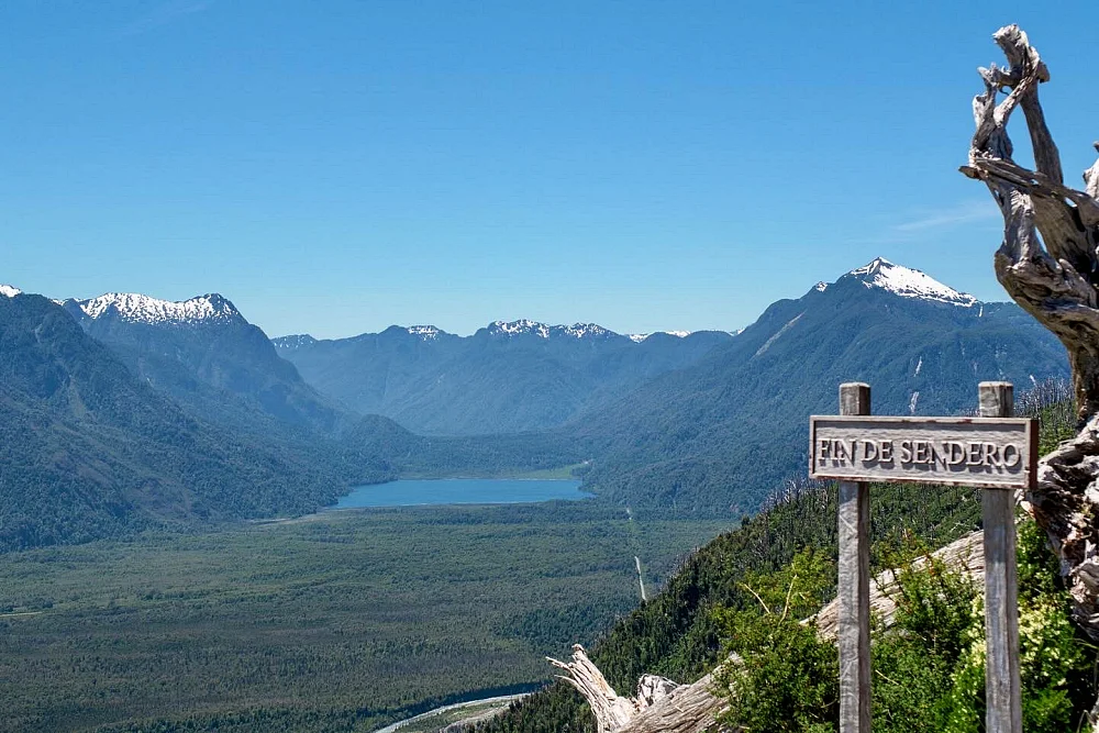能看到遠處的 Lago Blanco。