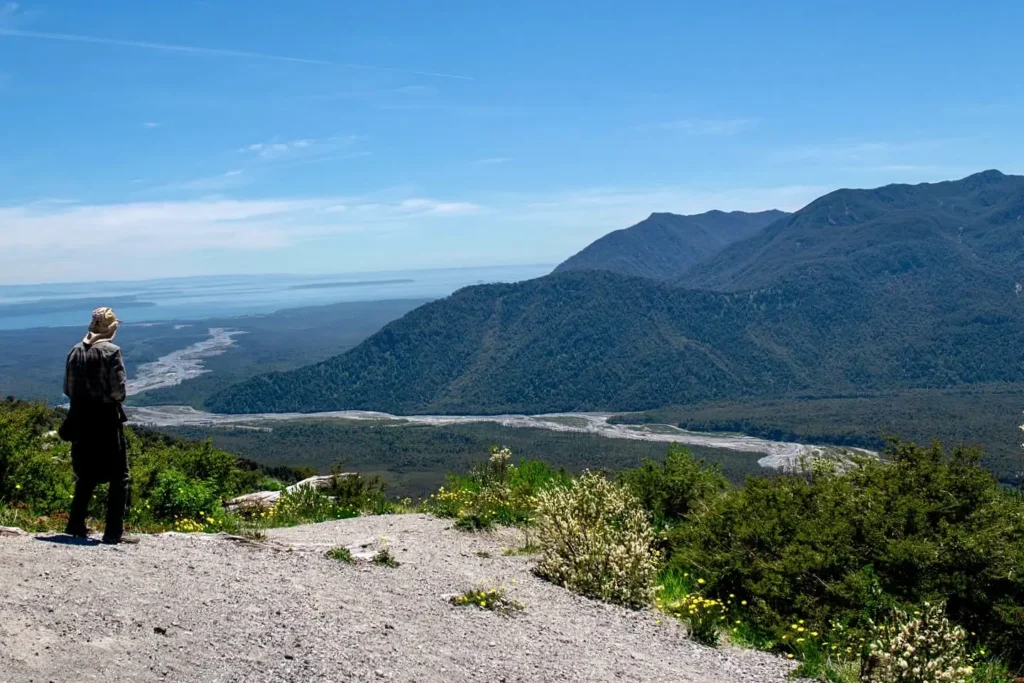 我在柴滕導遊老先生的背影。