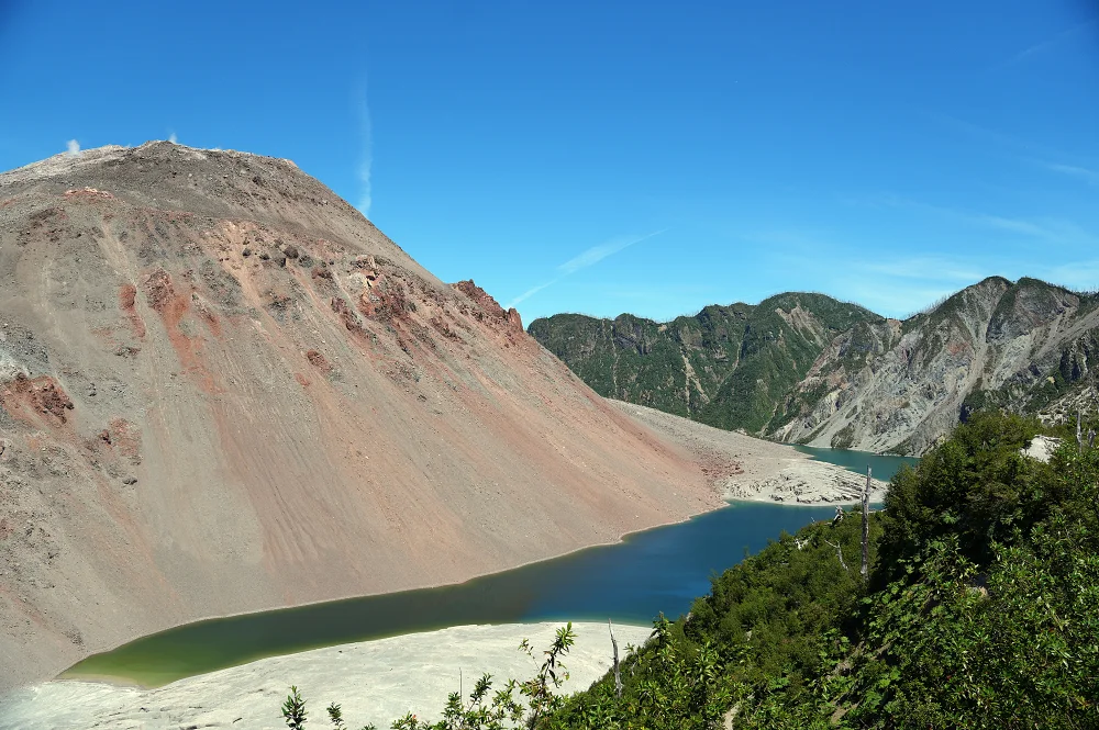 爬到山頂了！還是能看柴滕火山上面依舊冒著煙。