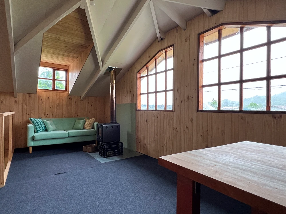 我的住宿的客廳。到這裡要找有暖氣設施或木柴爐的，這裡不管是夏天或是冬天晚上都很冷！