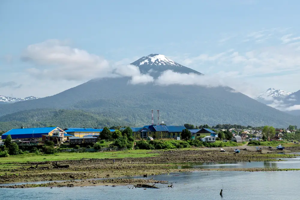 渡輪從 Hornopirén的碼頭離開。